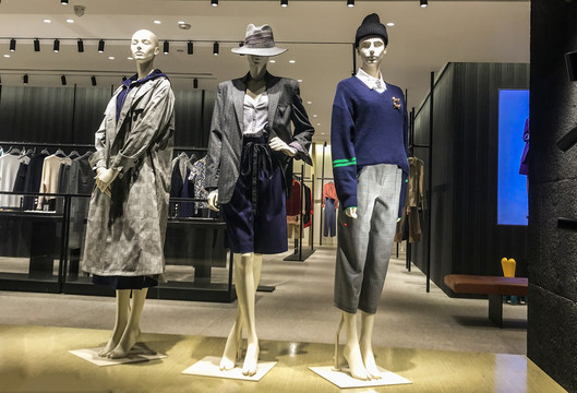 时尚女装店橱窗展示设计