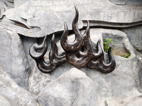 彝族火焰雕像