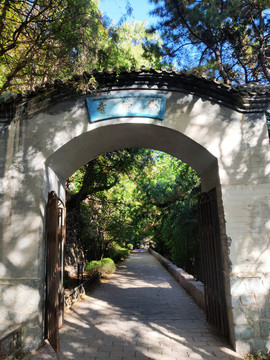 北京植物园卧佛寺大门