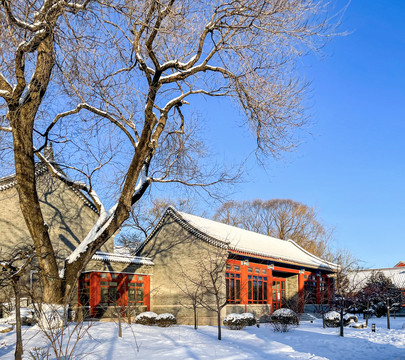 雪后的北京大学李兆基人文学苑