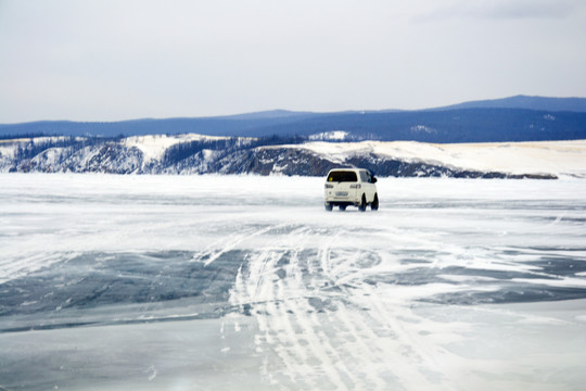 行驶在贝加尔湖的冰面上