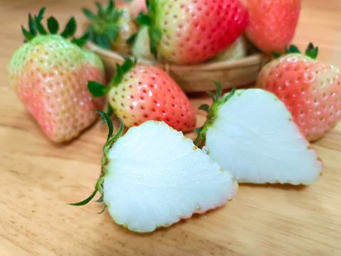 果肉拍摄白草莓