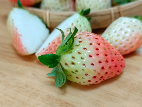 拍摄鲜果白草莓