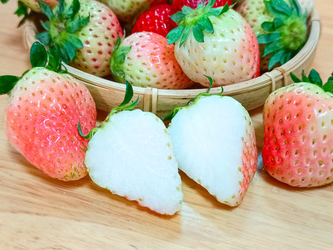 鲜白草莓切面