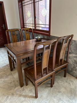 木桌木椅