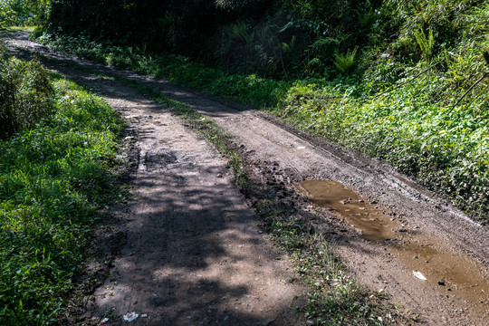 山区泥巴路