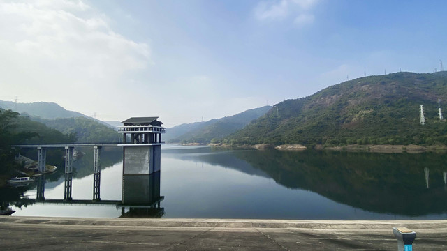 深圳市福田区梅林水库湖水蓝天