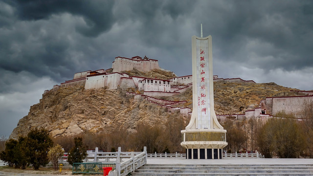 江孜宗山英雄纪念碑