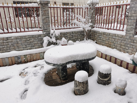 下雪后的庭院