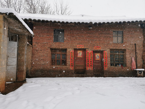 云南民居老屋老房子下雪雪景