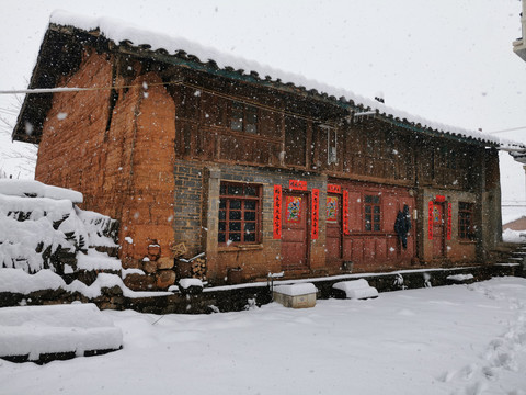 云南民居下雪乡村雪景