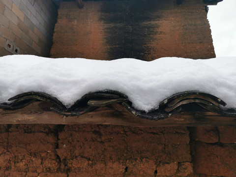 云南民居老屋老房子下雪雪景