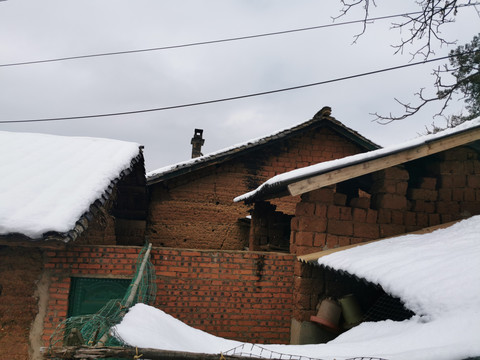 云南民居老屋老房子下雪雪景