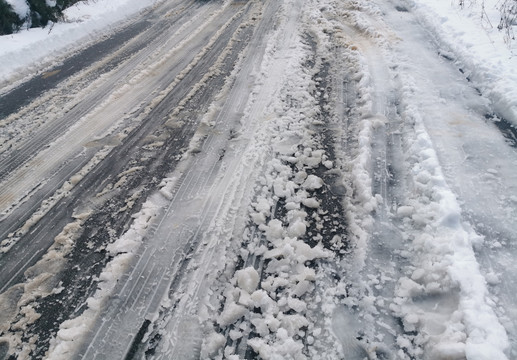 下雪天路滑公路积雪