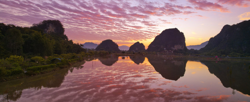 峰林莲湖朝霞全景图