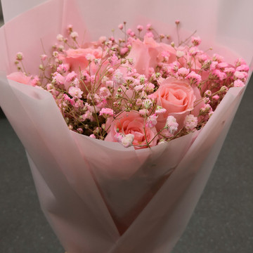 粉红色满天星与玫瑰花束