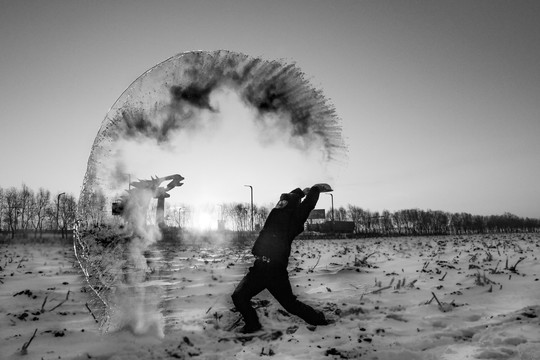 泼水成冰冬季雪地撒欢东北特色