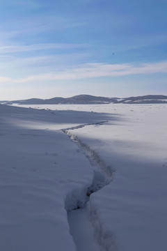 东北冬景雪景蓝天山川冰裂