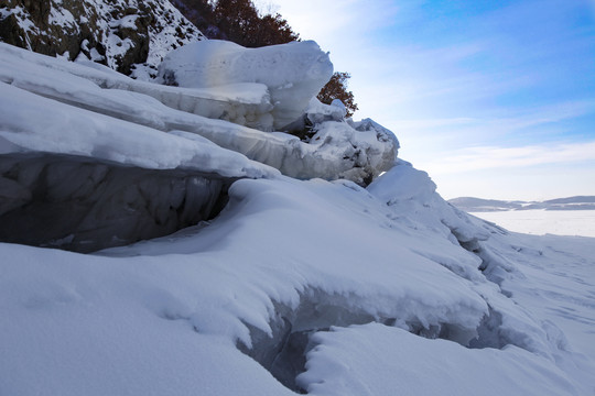 东北冬景雪景蓝天山川风光冰裂