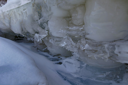 东北冬景雪景蓝天山川冰裂