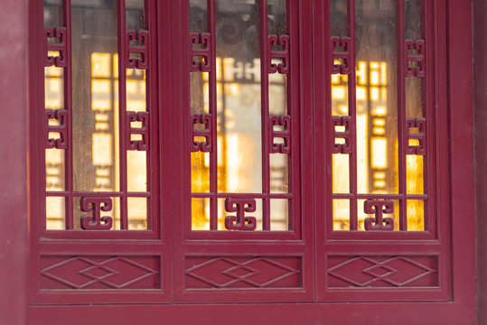 中国传统红色木头门窗