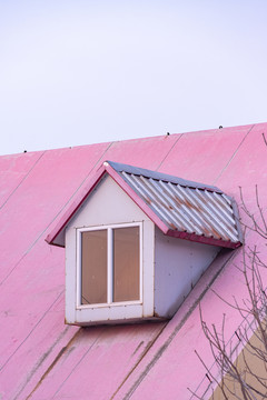三角造型房子的屋顶