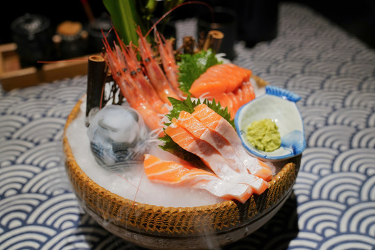 日本料理刺身拼盘三文鱼