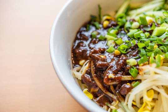 一碗炸酱面肉酱拌面特写