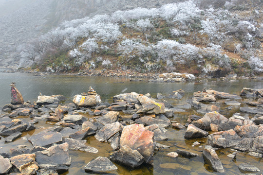 康定木格措湖岸玛尼堆