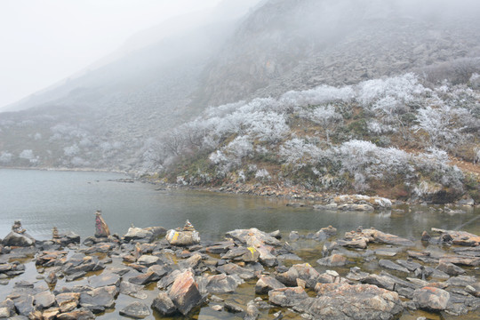 康定木格措湖畔朵帮及冬天雪景