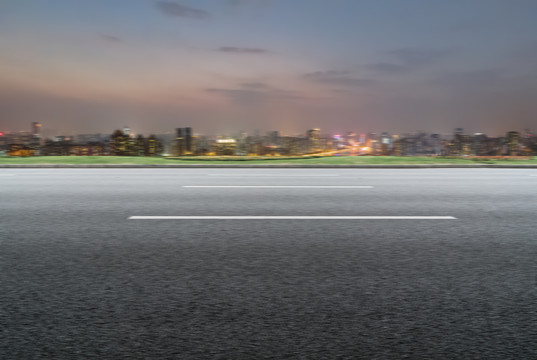 高速公路和城市夜景