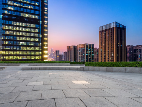 城市道路和现代建筑夜景