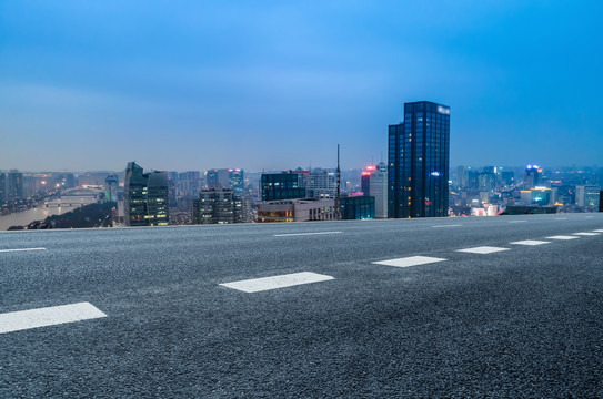 前进的道路和城市夜景