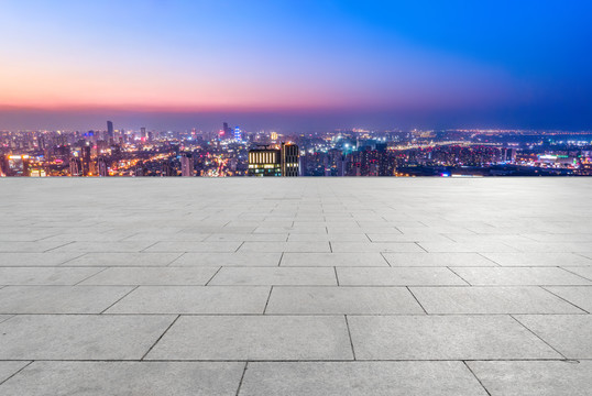 地砖观景台和城市夜景