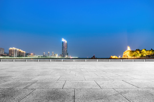 地砖观景台和城市夜景