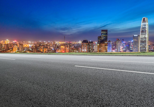 城市道路和金融区建筑夜景