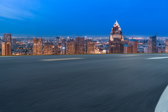 高速公路和城市夜景