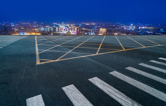 十字路口和城市夜景