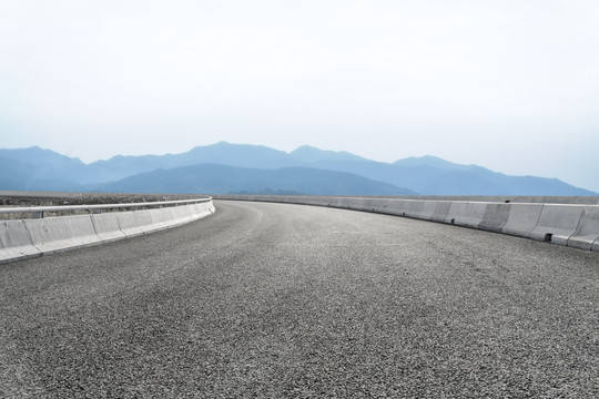 公路弯道和远山背景