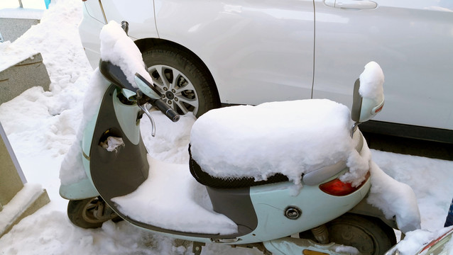 覆雪的电动车