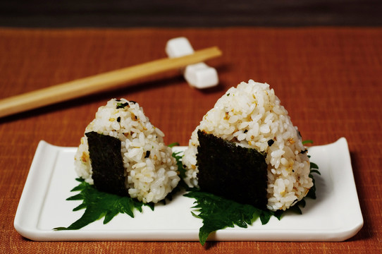 一大一小亲子餐三角海苔饭团