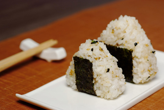 一大一小亲子餐三角海苔饭团