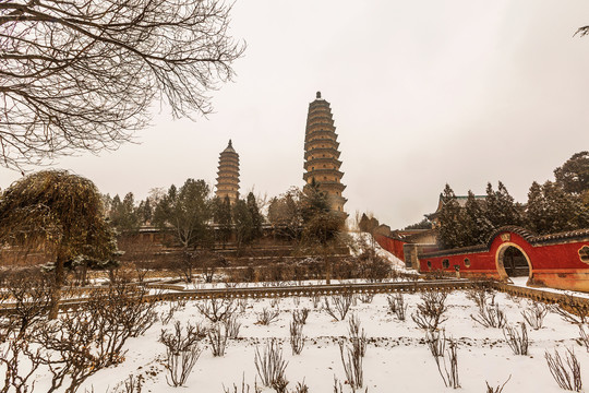 中国山西永祚寺双塔冬雪风光