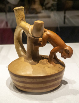 悬尾猴形陶瓶