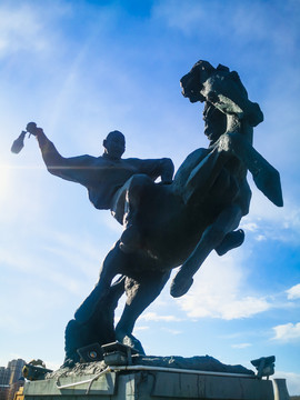 蒙古族骑马雕塑蓝天白云