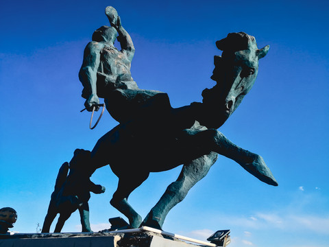 蒙古族骑马雕塑