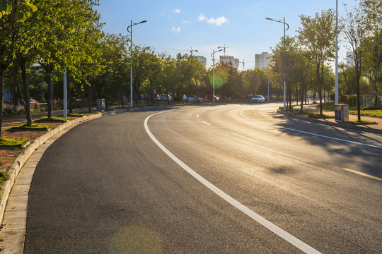 黄昏城市公路弯道