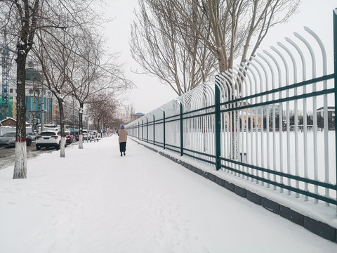 冬季积雪人行道校园围栏