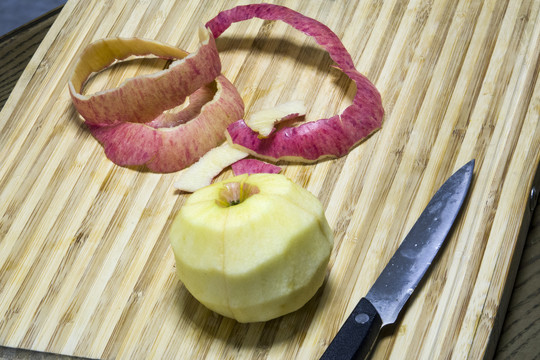 砧板上削好的苹果