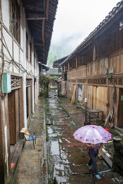 宜宾屏山龙华古镇雨中街景